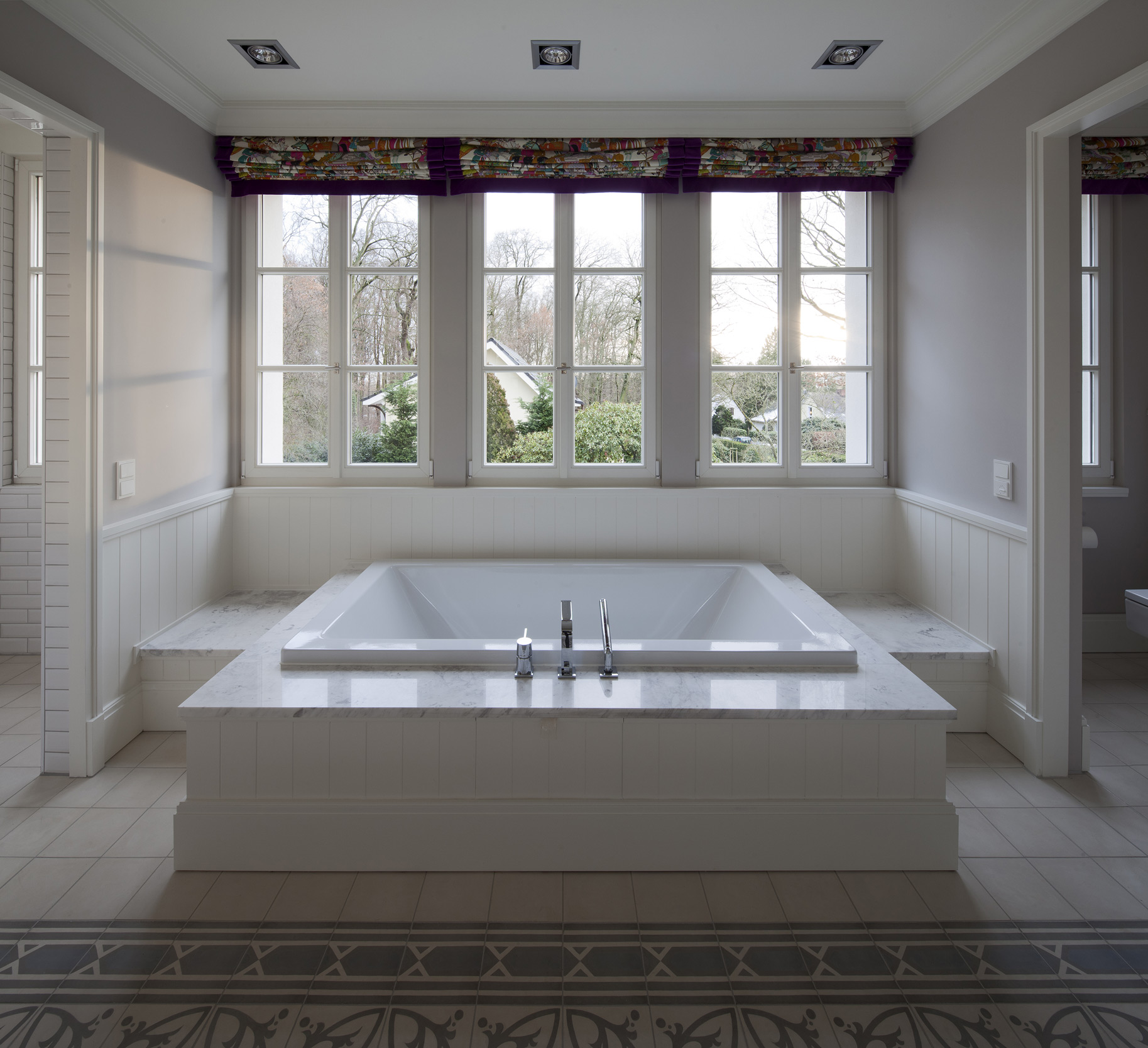 Badewannen-Podest mit Gartenblick - Neubau einer klassizistischen Villa Badewannen-Podest mit Gartenblick - Neubau einer klassizistischen Villa