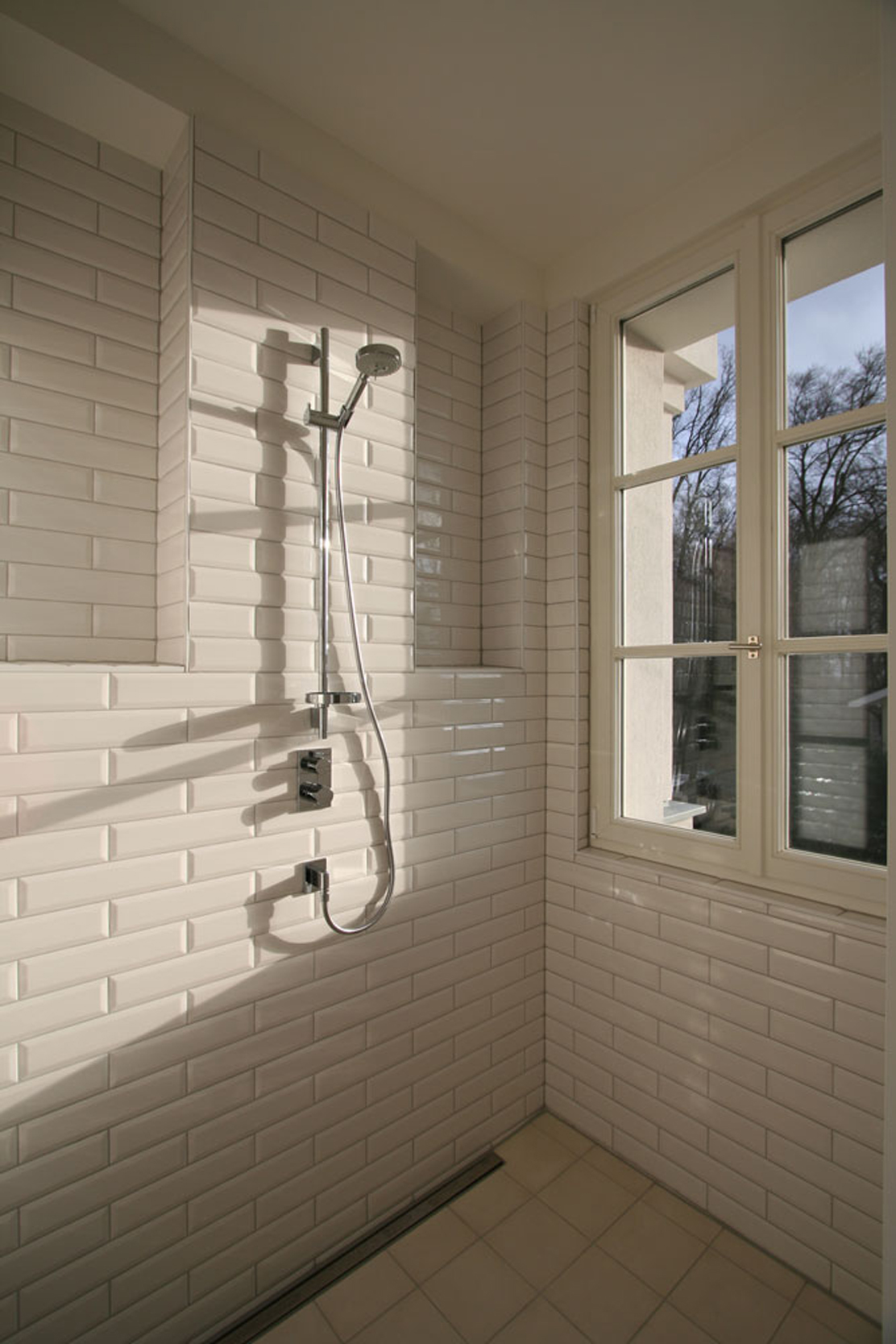 Stylisches Duschbad mit Metrofliesen – Neubau einer klassizistischen Villa Stylisches Duschbad mit Metrofliesen – Neubau einer klassizistischen Villa