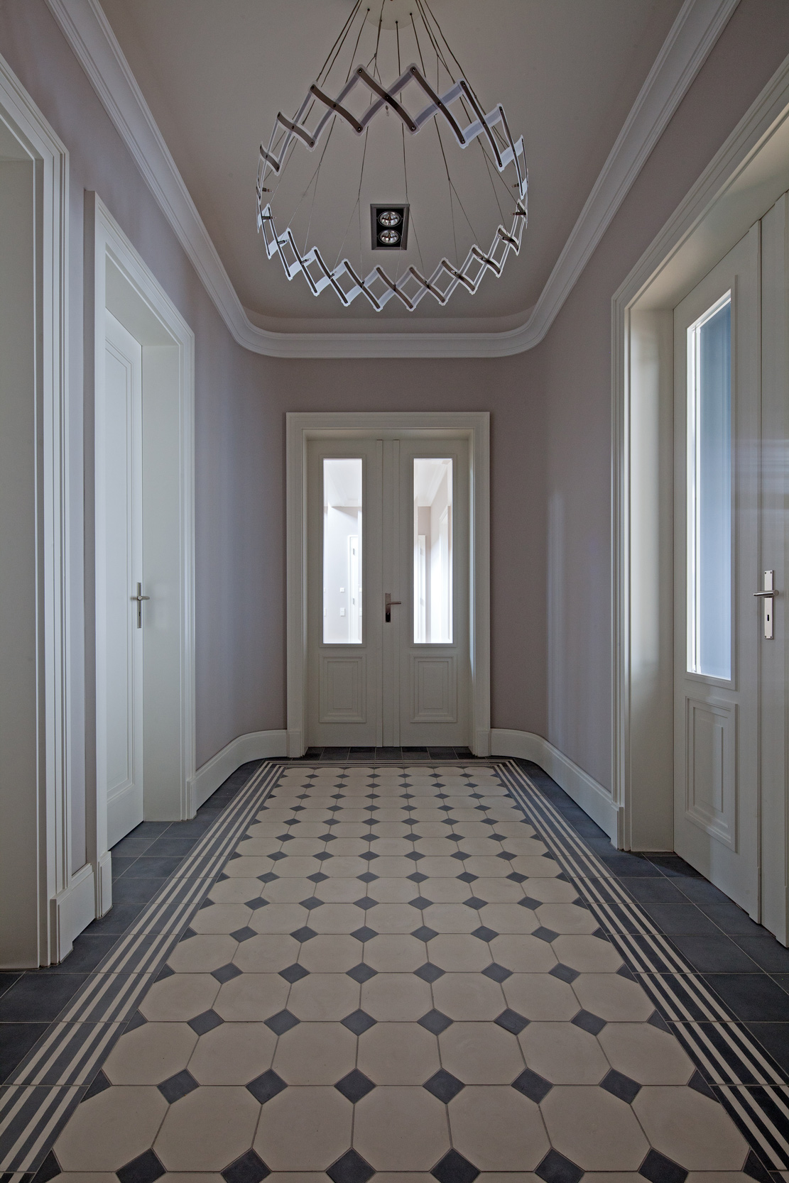 Entree mit echtem Stuck – Neubau einer klassizistischen Villa Entree mit echtem Stuck – Neubau einer klassizistischen Villa