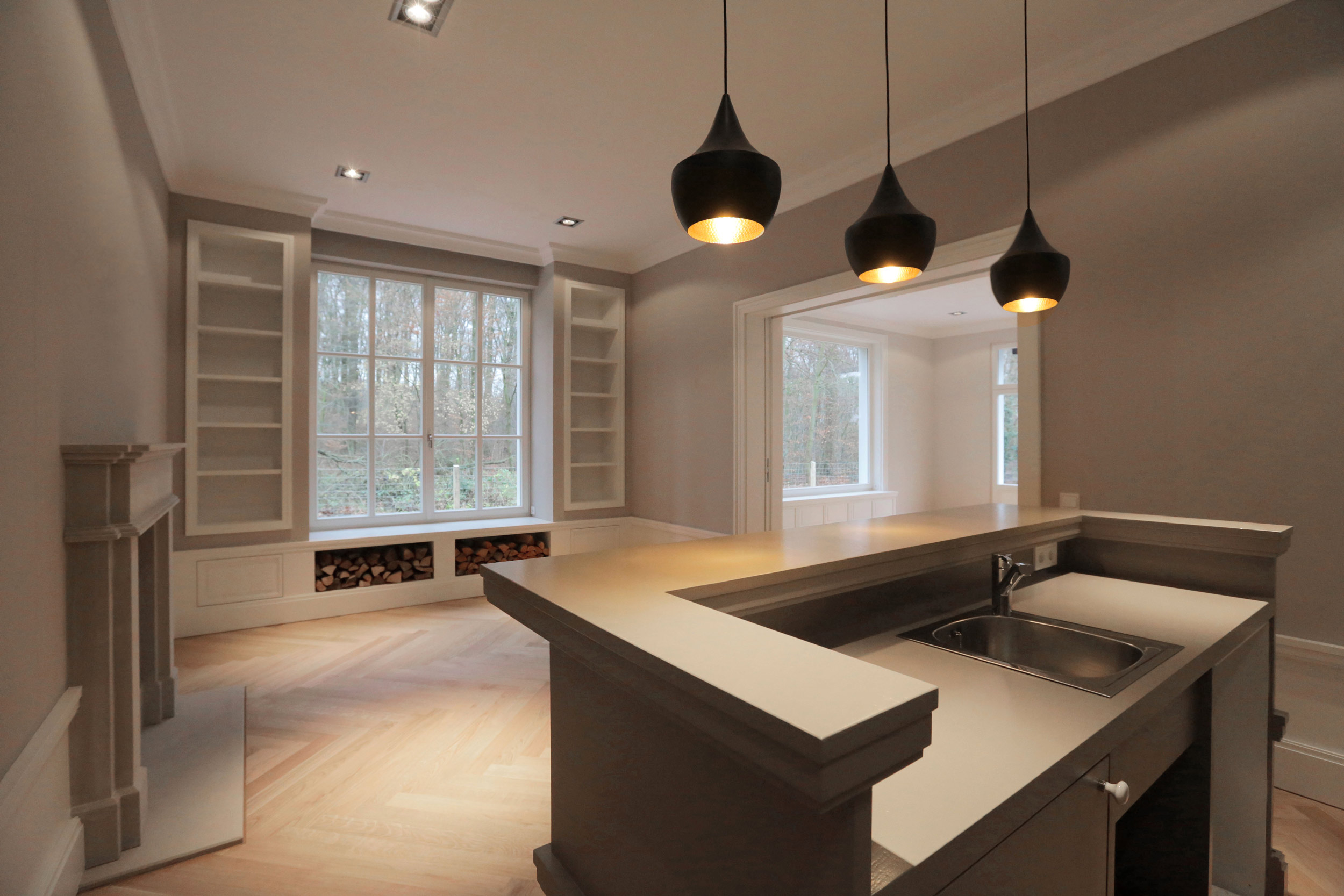 Hausbar mit offenem Kamin – Neubau einer klassizistischen Villa Hausbar mit offenem Kamin – Neubau einer klassizistischen Villa