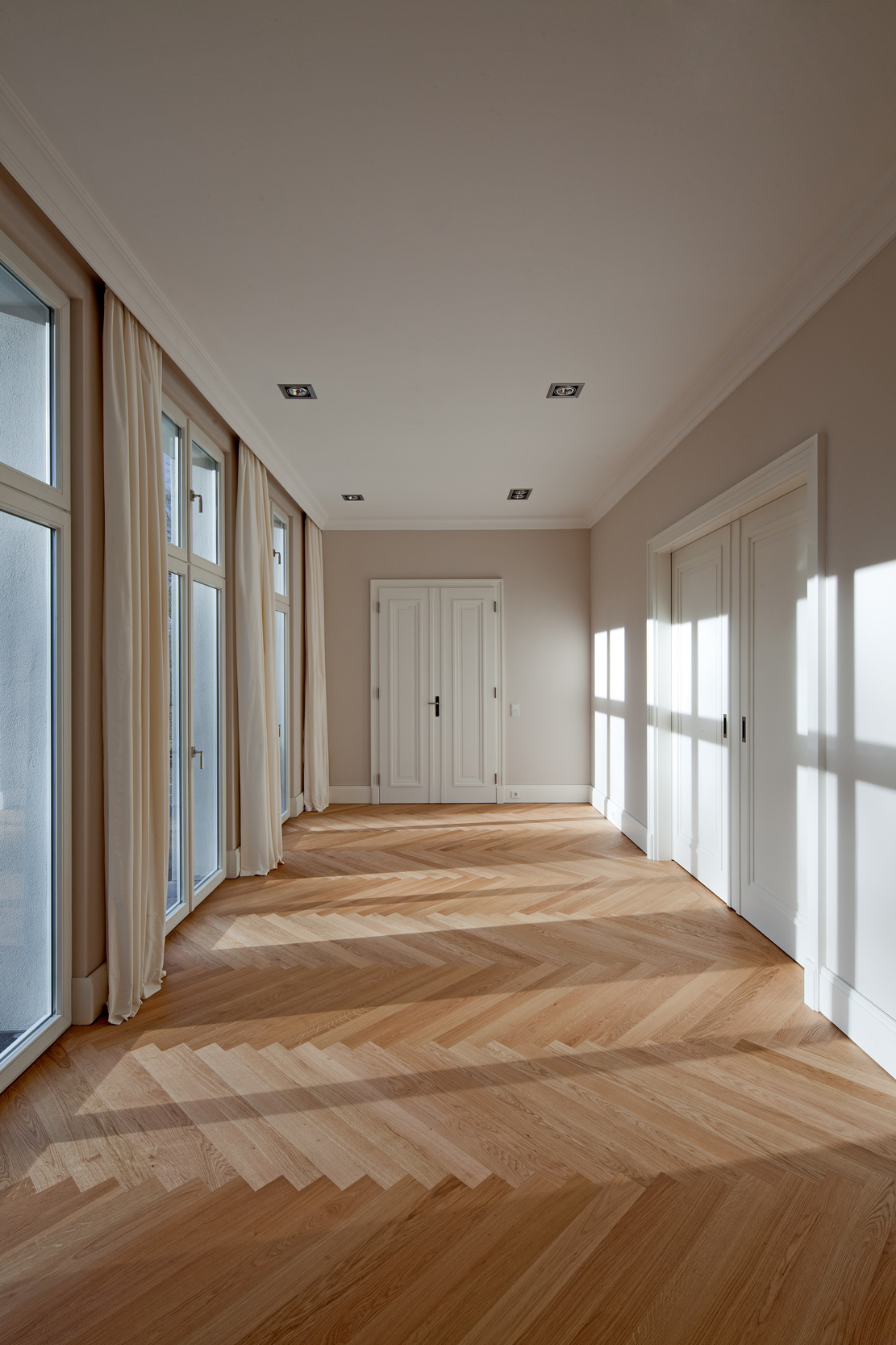 Besonntes Speisezimmer im Licht – Neubau einer klassizistischen Villa Besonntes Speisezimmer im Licht – Neubau einer klassizistischen Villa