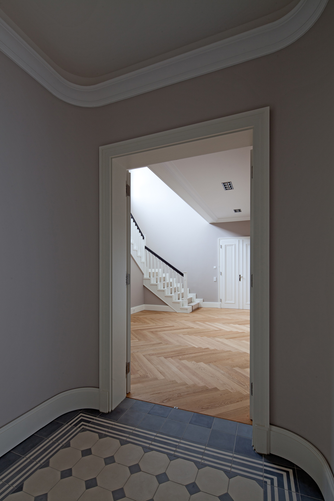 Zementfliesen und Massivparkett – Neubau einer klassizistischen Villa Zementfliesen und Massivparkett – Neubau einer klassizistischen Villa