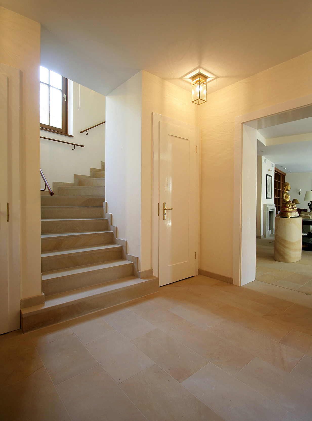 Die Eingangshalle bestimmen helle einladende Materialien. Die Eingangshalle bestimmen helle einladende Materialien.