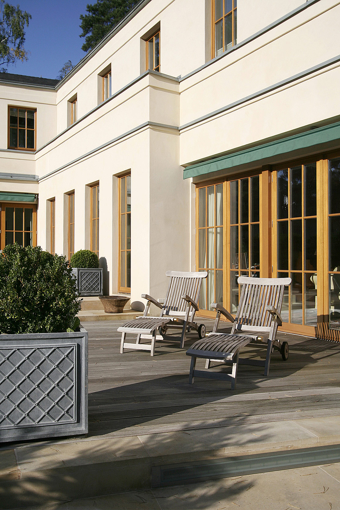 Auf dem Holzdeck kann man sich zu jeder Jahreszeit auf Liegestühlen sonnen. Auf dem Holzdeck kann man sich zu jeder Jahreszeit auf Liegestühlen sonnen
