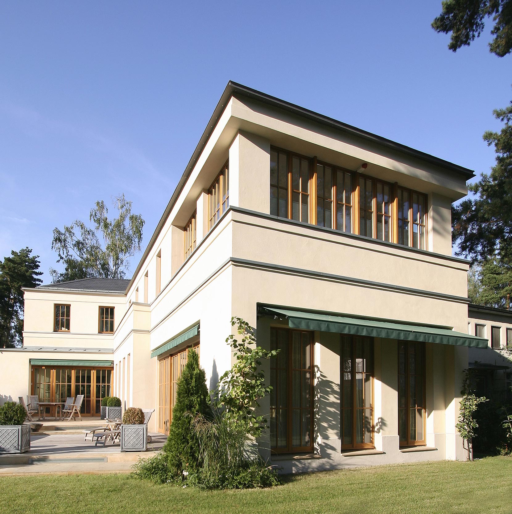 Natürliche Materialien homogenisieren die lebendige Kubatur des Hauses. Natürliche Materialien homogenisieren die lebendige Kubatur des Hauses.