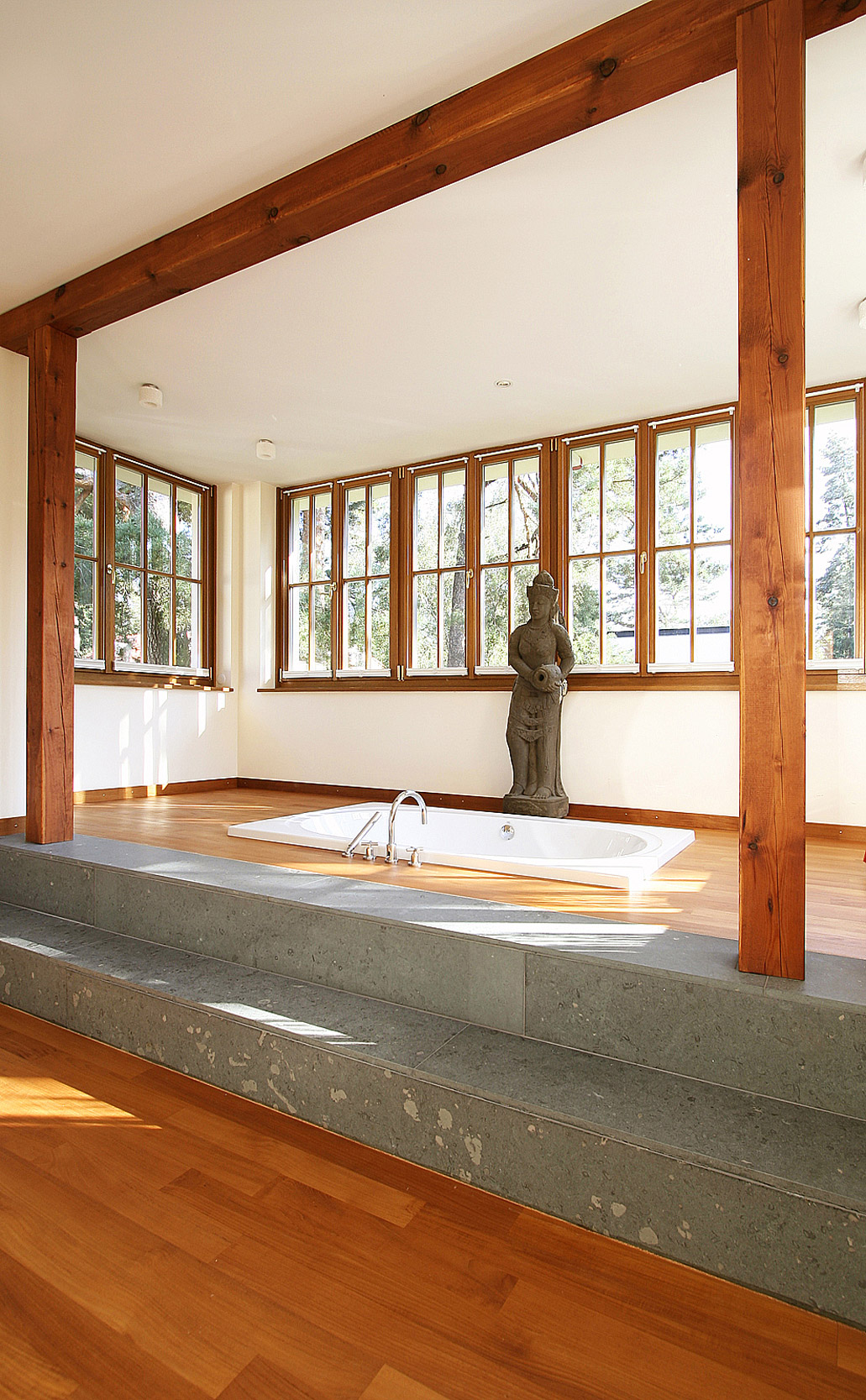 Naturmaterialien geben dem hellen Masterbad einen fernöstlichen Touch. Naturmaterialien geben dem hellen Masterbad einen fernöstlichen Touch.