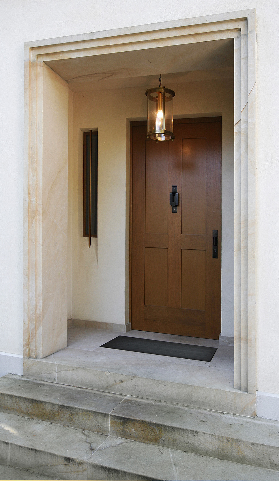 Zur Porch des Haupteingangs führen massive Sandsteintreppen. Zur Porch des Haupteingangs führen massive Sandsteintreppen.