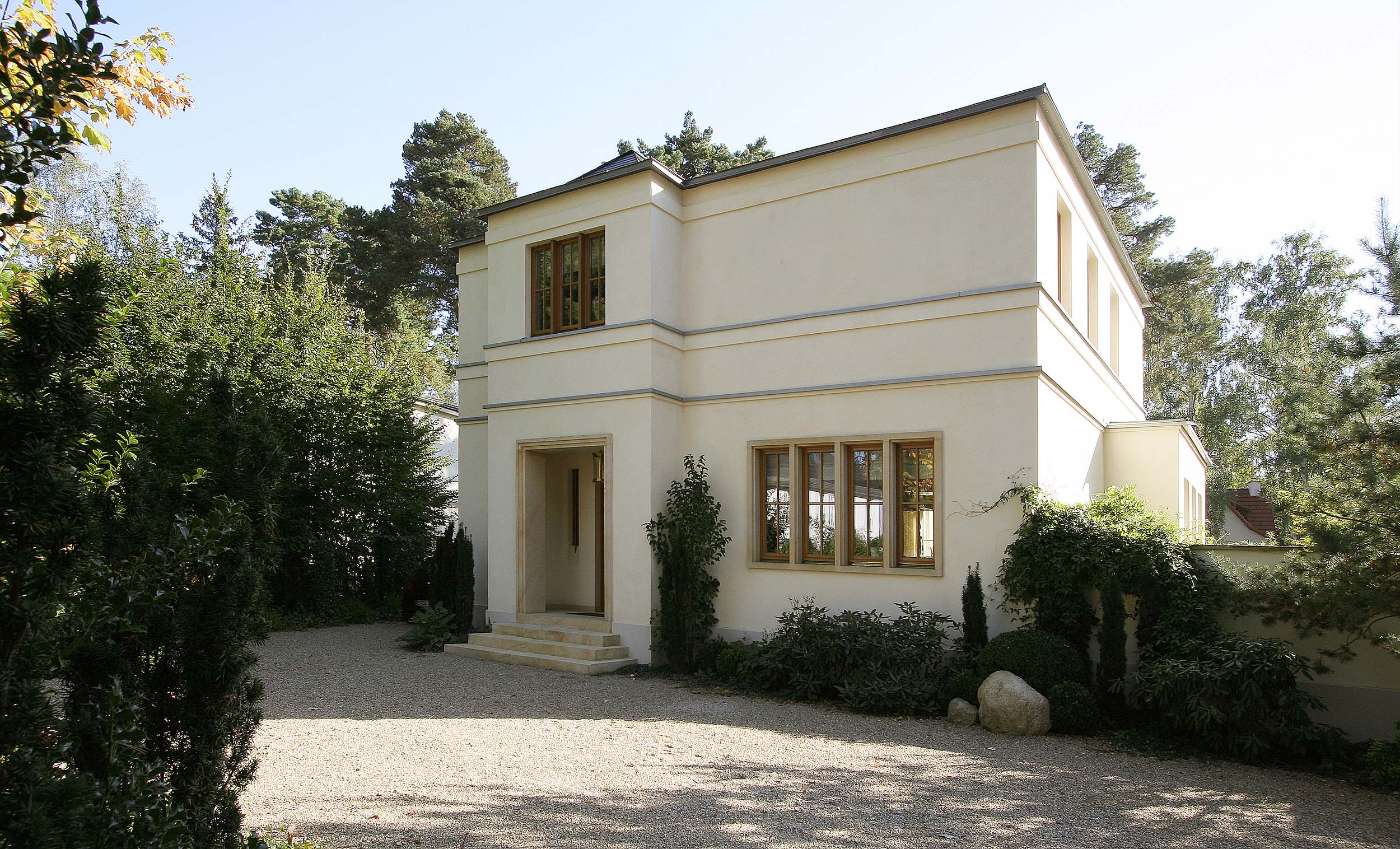 Das Eingangsportal wirkt -very british- mit Porch und Natursteinrahmen. Das Eingangsportal wirkt -very british- mit Porch und Natursteinrahmen.