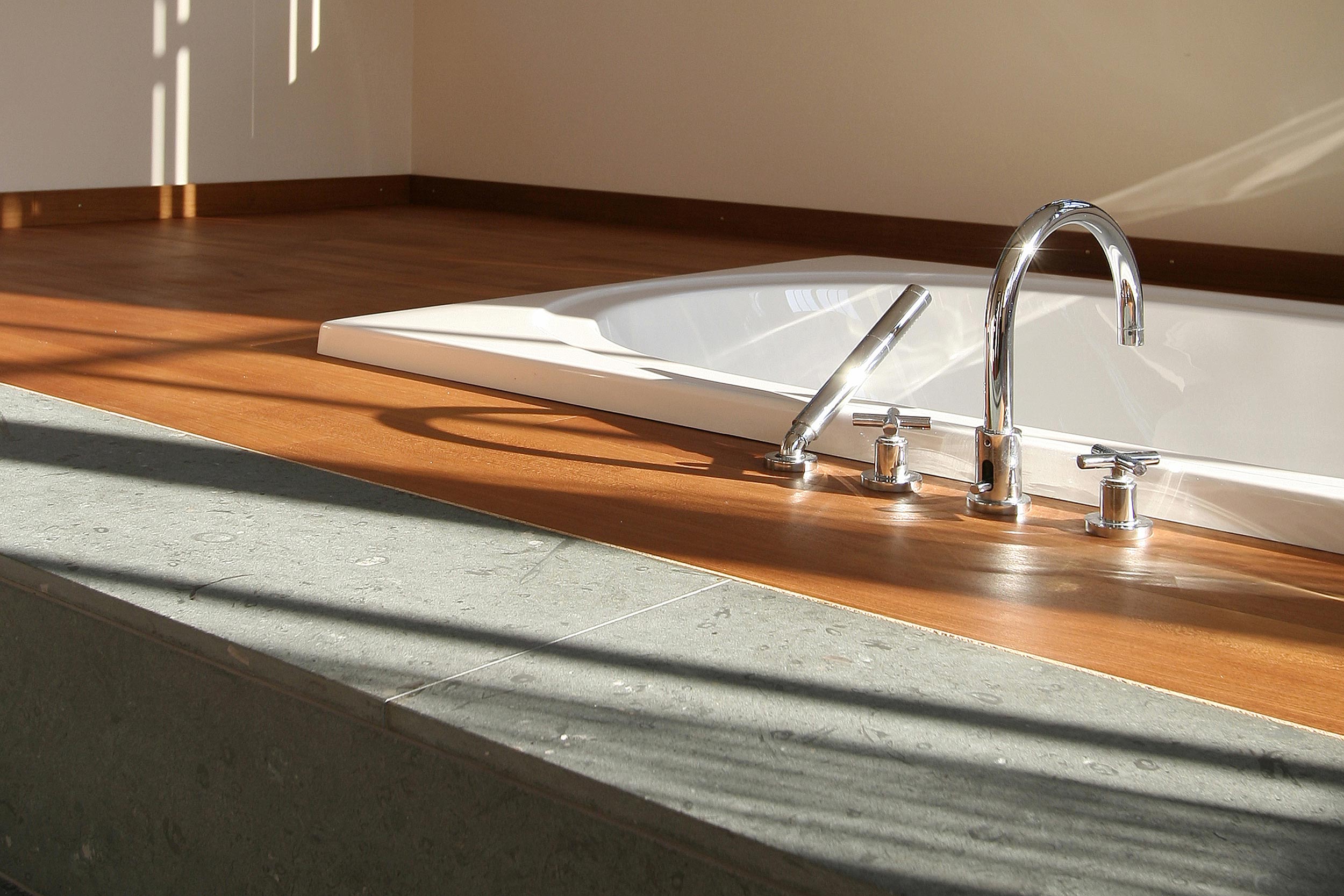 Teakholz, Naturstein und Dornbracht-Armaturen definieren den Stil des Poolbereichs. Teakholz, Naturstein und Dornbracht-Armaturen definieren den Stil des Poolbereichs.