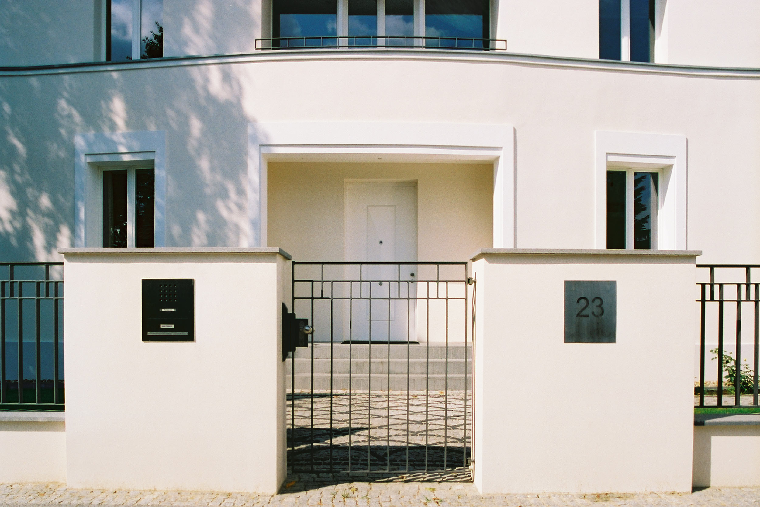 Die geschwungene Fassade akzentuiert den repräsentativen Haupteingang.