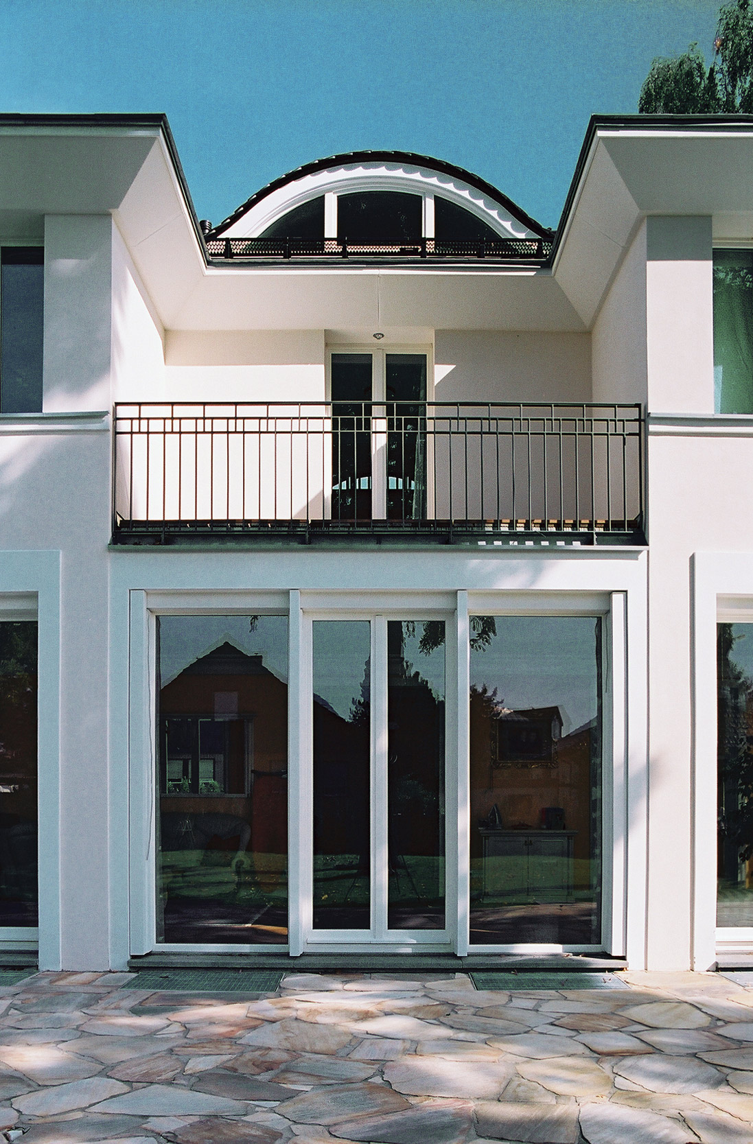 Großflächige Fensterelemente und ein Balkon gewährleisten gut belichtete Wohnräume.