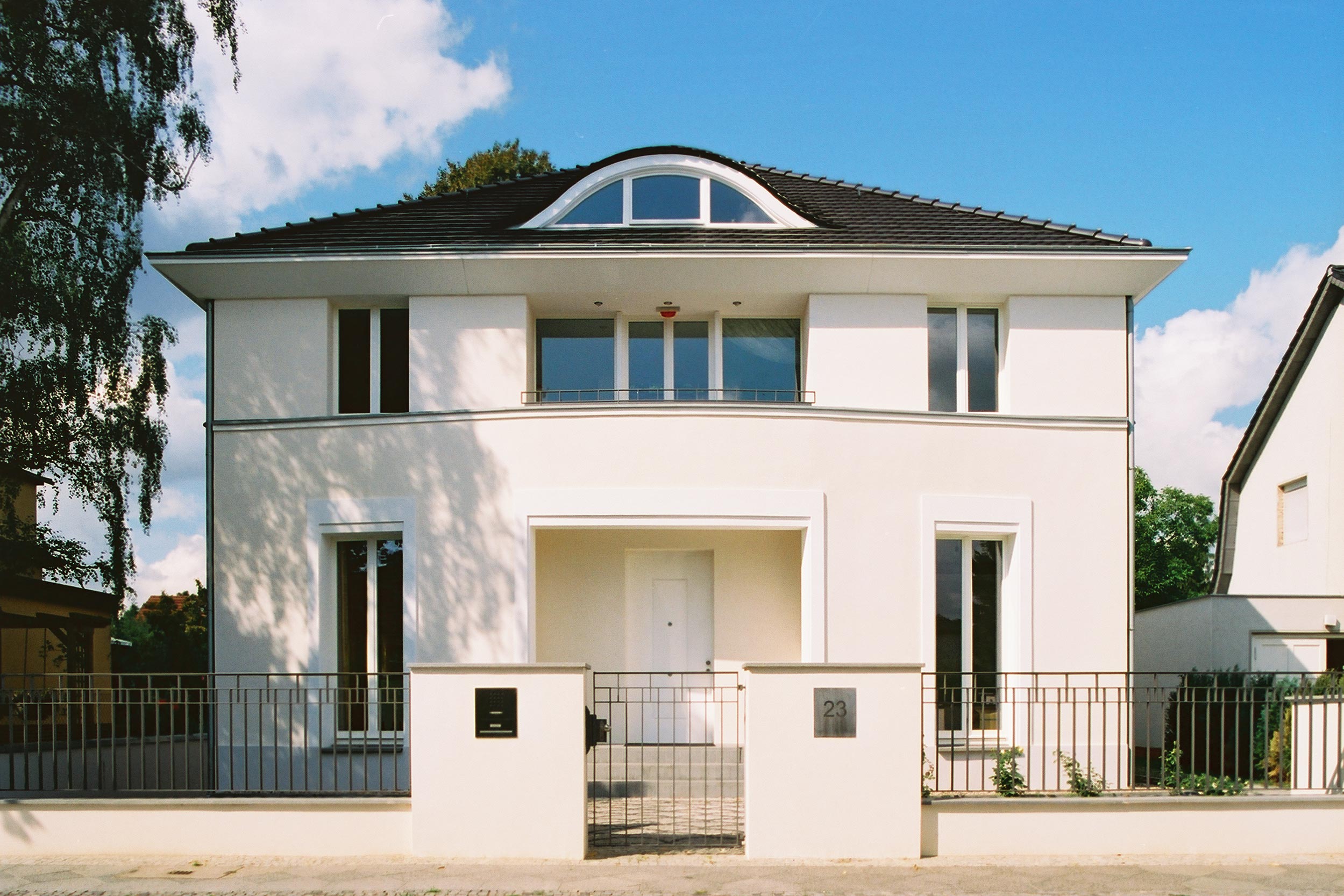 Der Gestaltung der symmetrischen Hauptfassade liegen klassische Gestaltungsprinzipien zu Grunde.