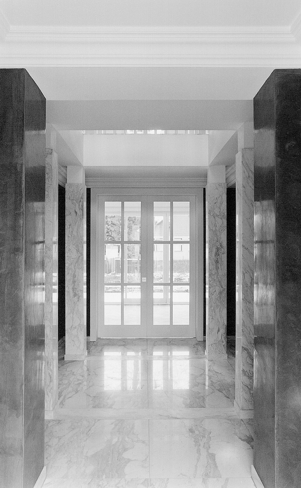 Die große Haupthalle der Villa wurde komplett mit Carrara-Marmor verkleidet.