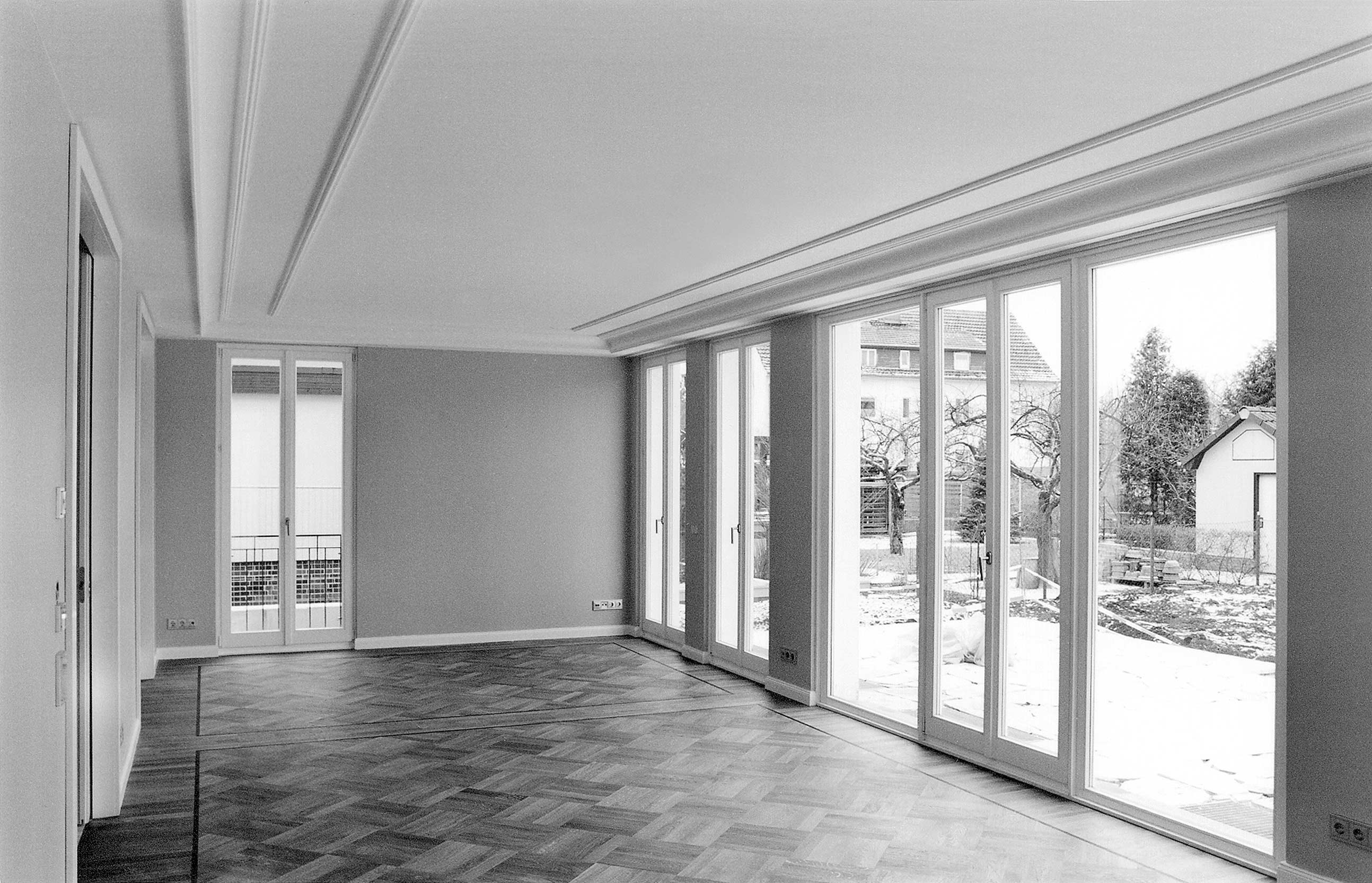 Großzügige Fensterfronten eröffnen vom Wohnzimmer aus einen schönen Blick in den Garten.