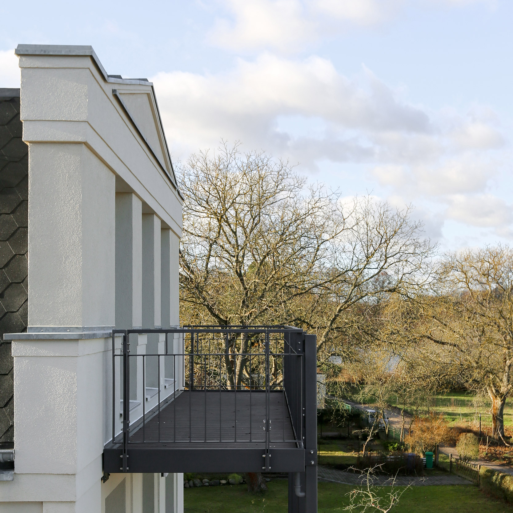 Neubau von Eigentumswohnungen im traditionellen Stil Berlin - Von den Balkonanlagen im Süden hat man eine Aussicht zum See.