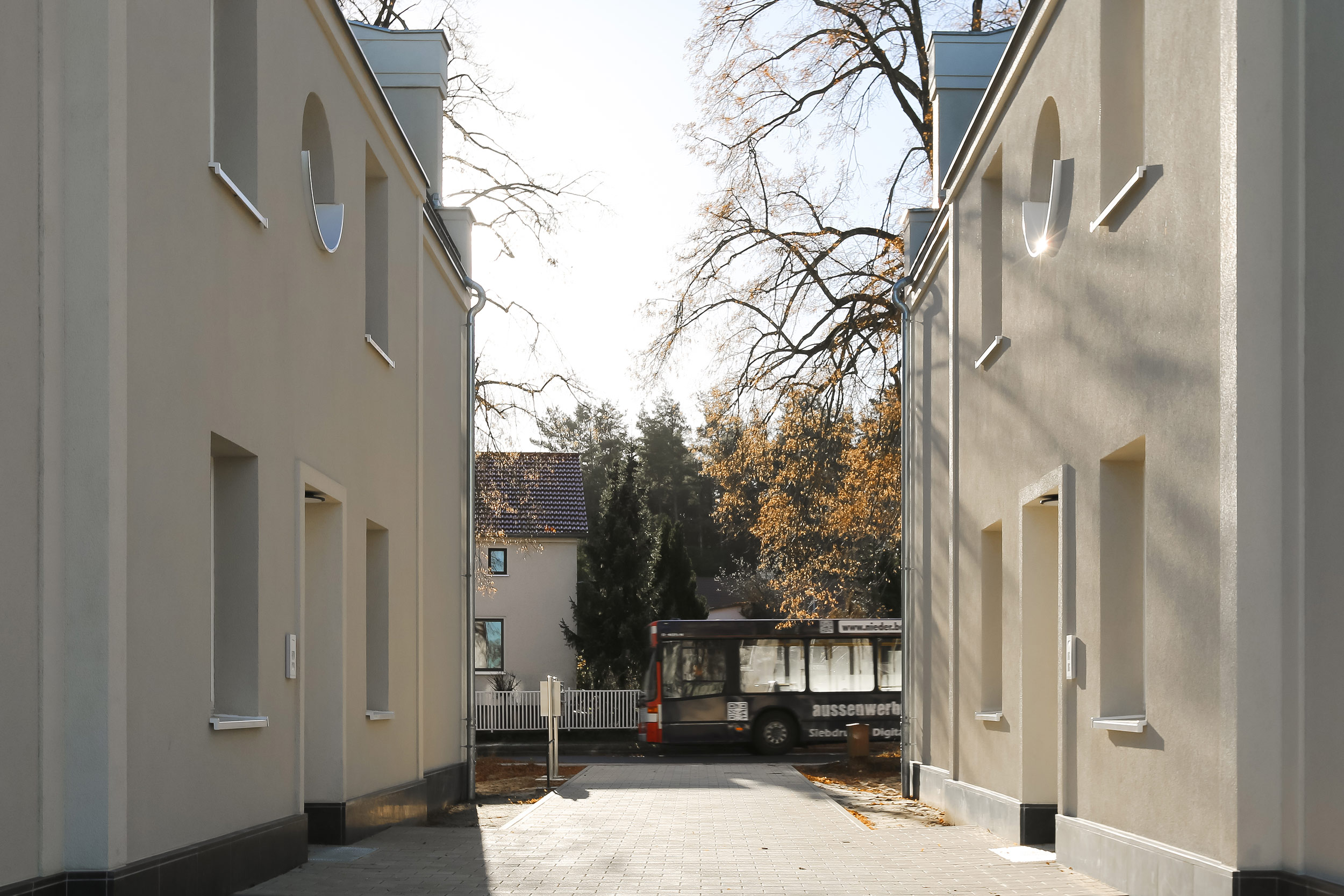 Neubau von Eigentumswohnungen im traditionellen Stil Berlin - Die Zugänge zu den Häusern liegen an einer Piazza.