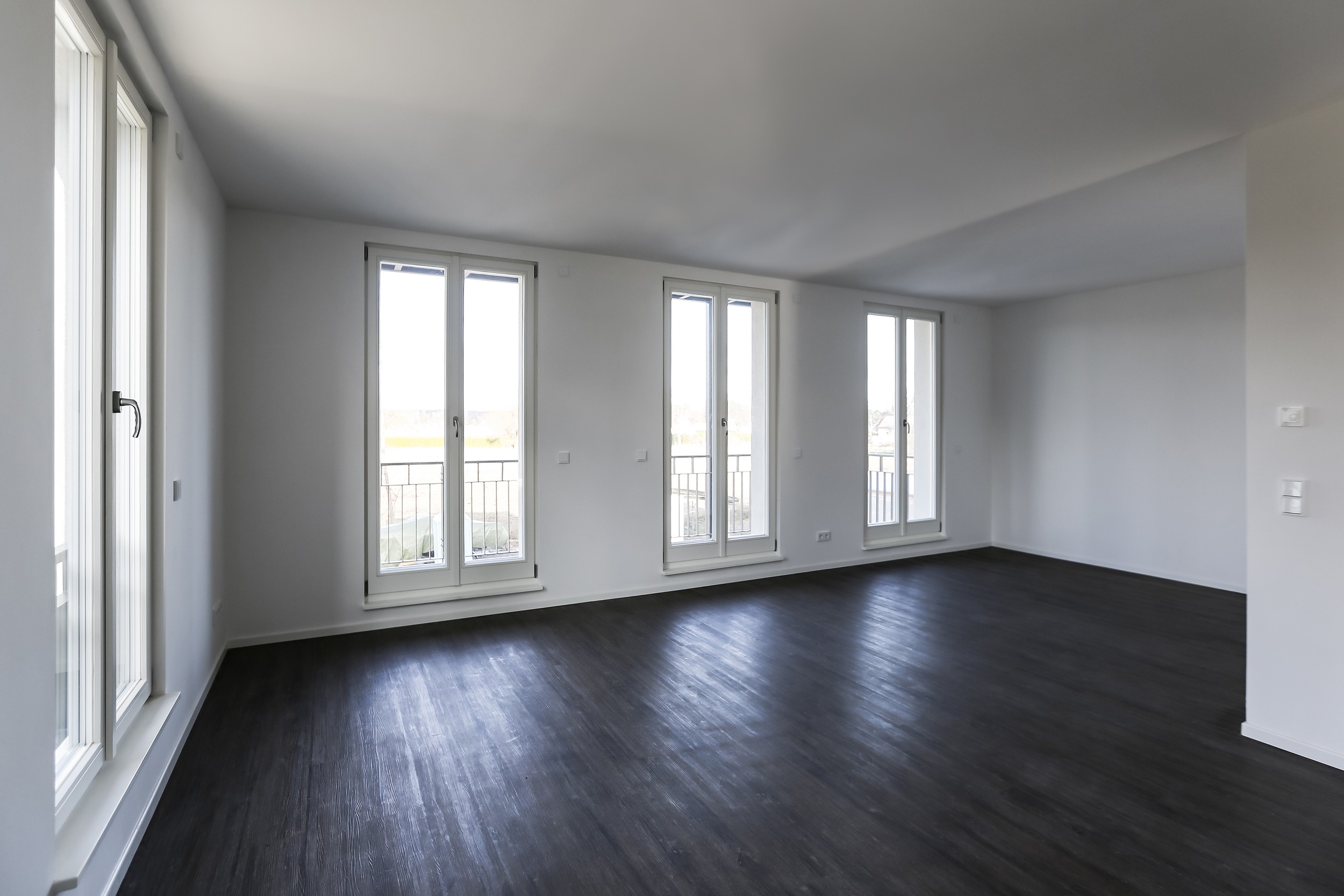 Neubau von Eigentumswohnungen im traditionellen Stil Berlin - Bodentiefe Fenster erzeugen lichtdurchflutete Wohnräume.