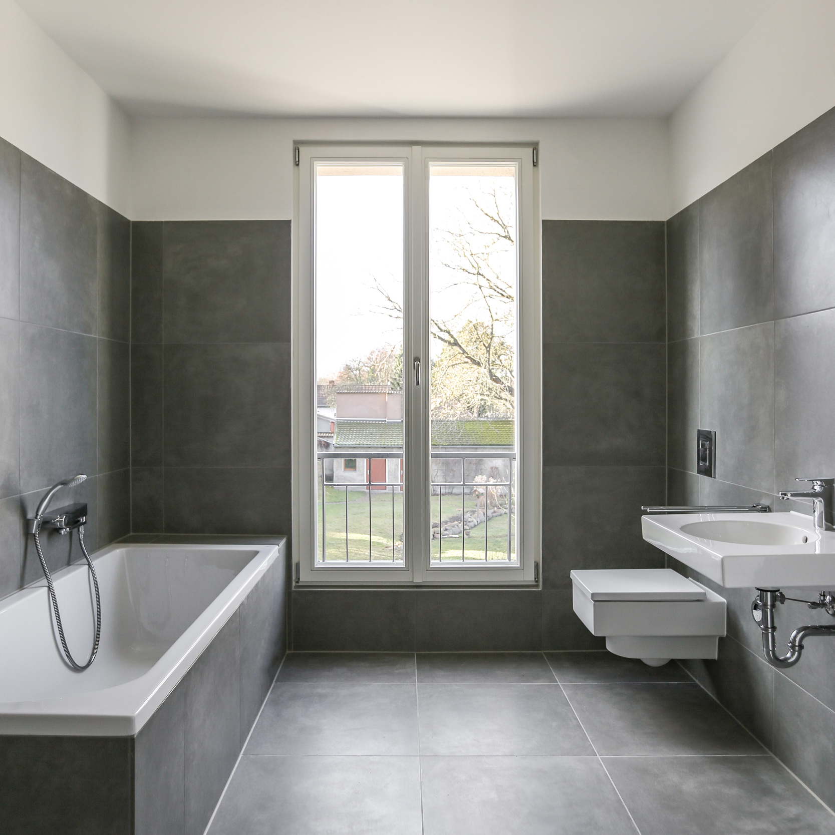 Neubau von Eigentumswohnungen im traditionellen Stil Berlin - Bäder im minimalistischen Design mit großformatigen Plattenbelägen.