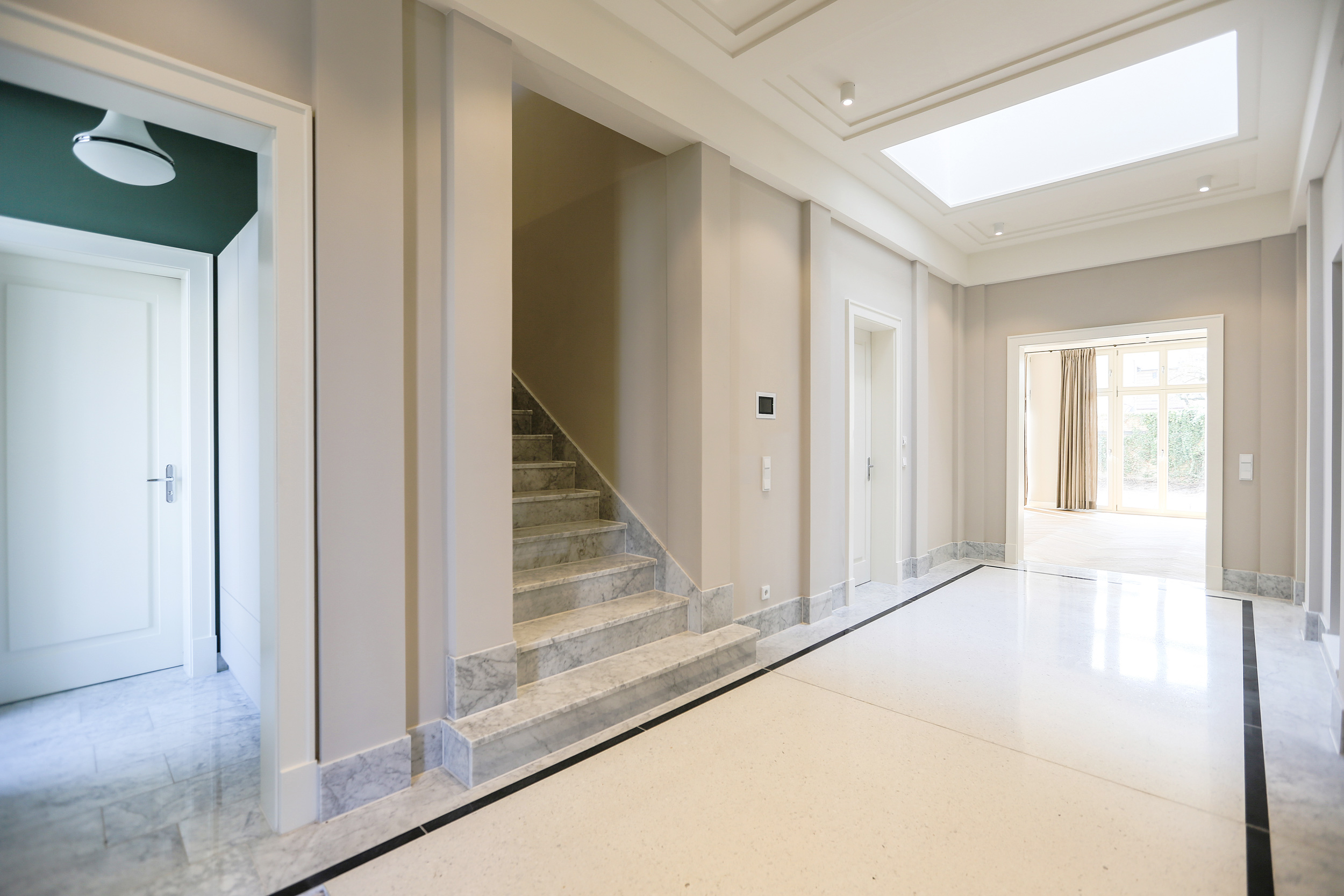 Neubau einer Villa im Klassik-Stil in Potsdam Neubau einer Villa im Klassik-Stil in Potsdam - Die großzügige Eingangshalle wurde mit italienischem Terrazzo und profilierten Deckenkassetten gestaltet.