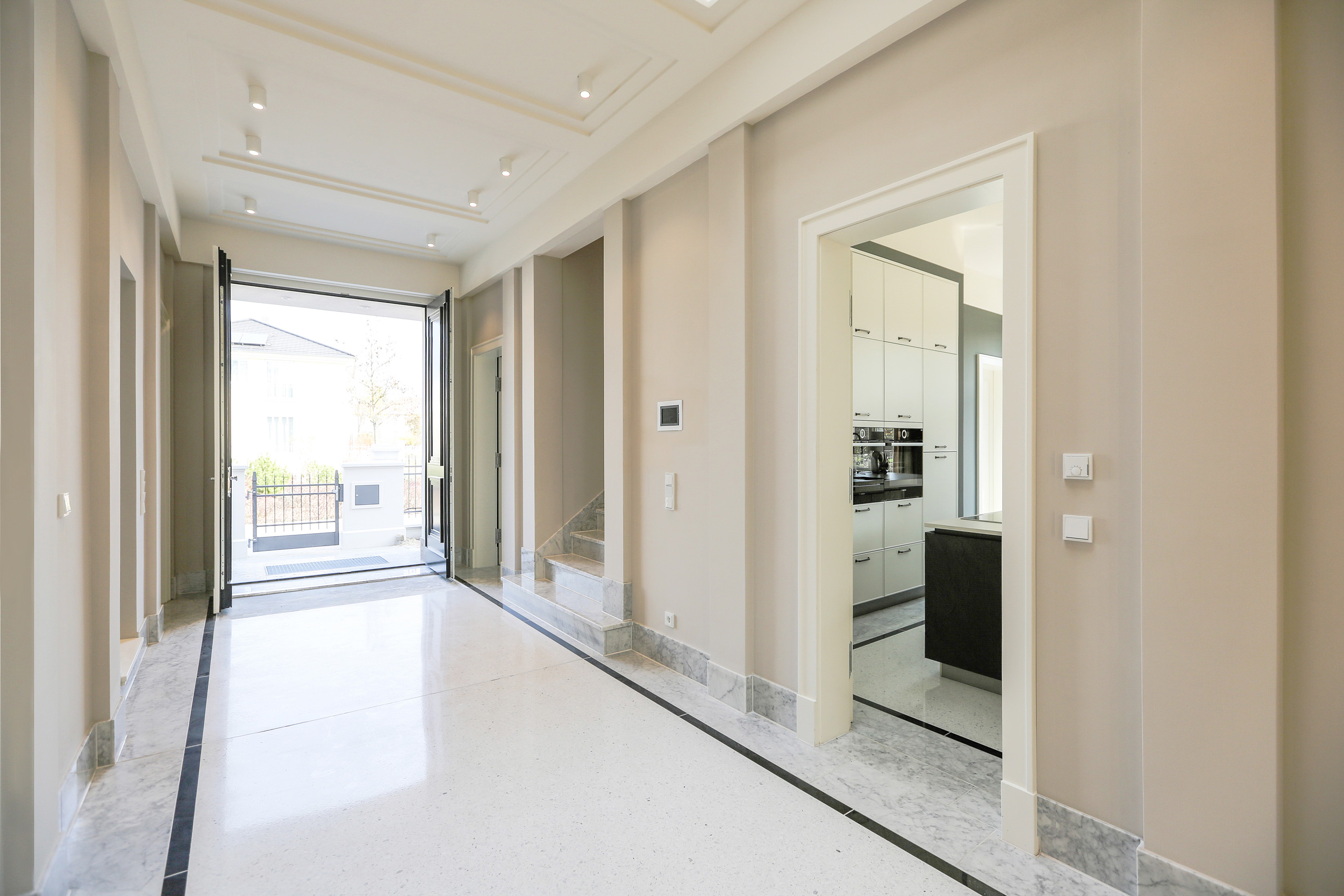 Neubau einer Villa im Klassik-Stil in Potsdam Neubau einer Villa im Klassik-Stil in Potsdam - Das Entree wirkt repräsentativ durch seine kassettierte Decke und die Lisenen der Wände.