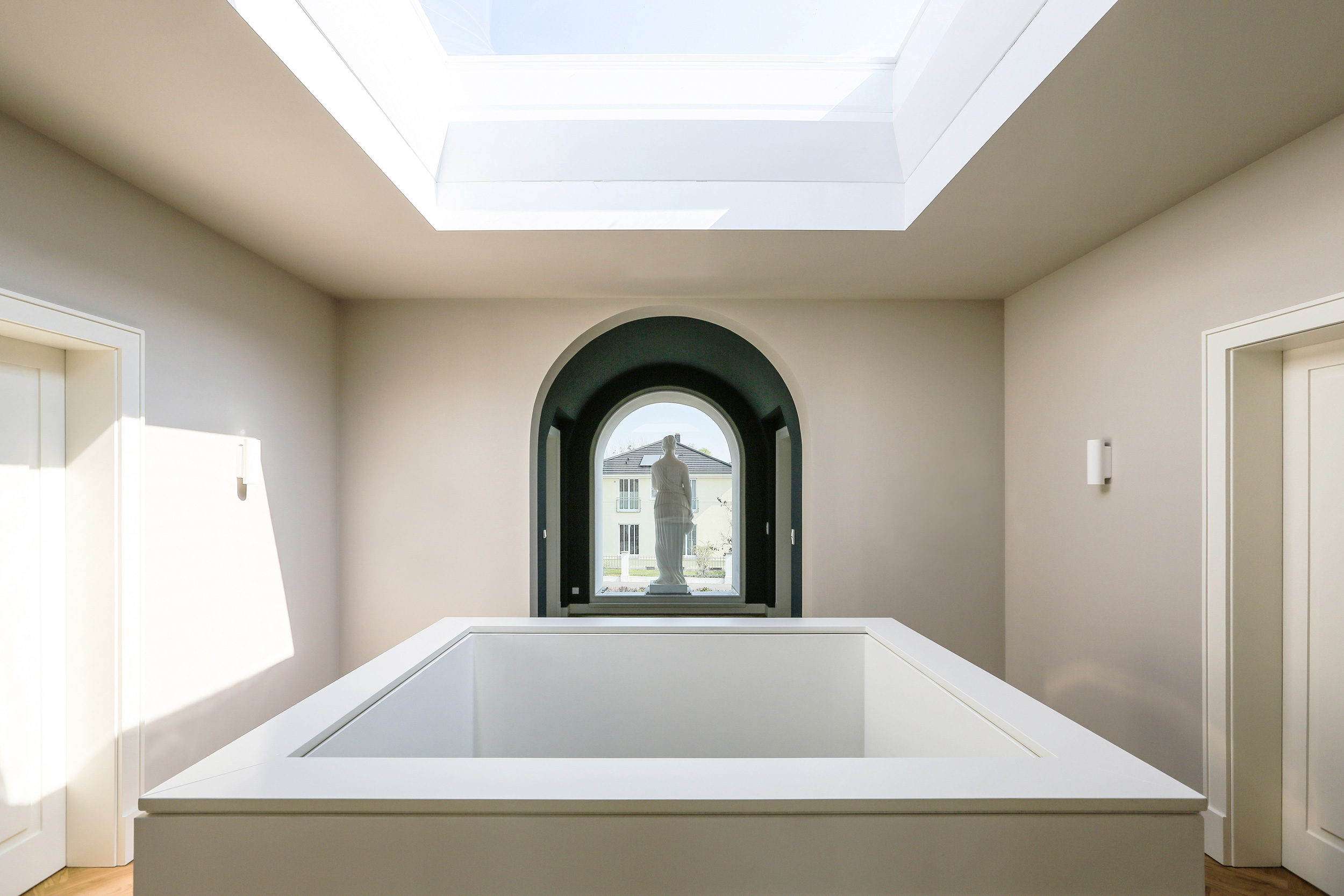 Neubau einer Villa im Klassik-Stil in Potsdam Neubau einer Villa im Klassik-Stil in Potsdam - Die Galerie der Halle im Obergeschoss mit dem klarverglasten Oberlicht Oberlicht