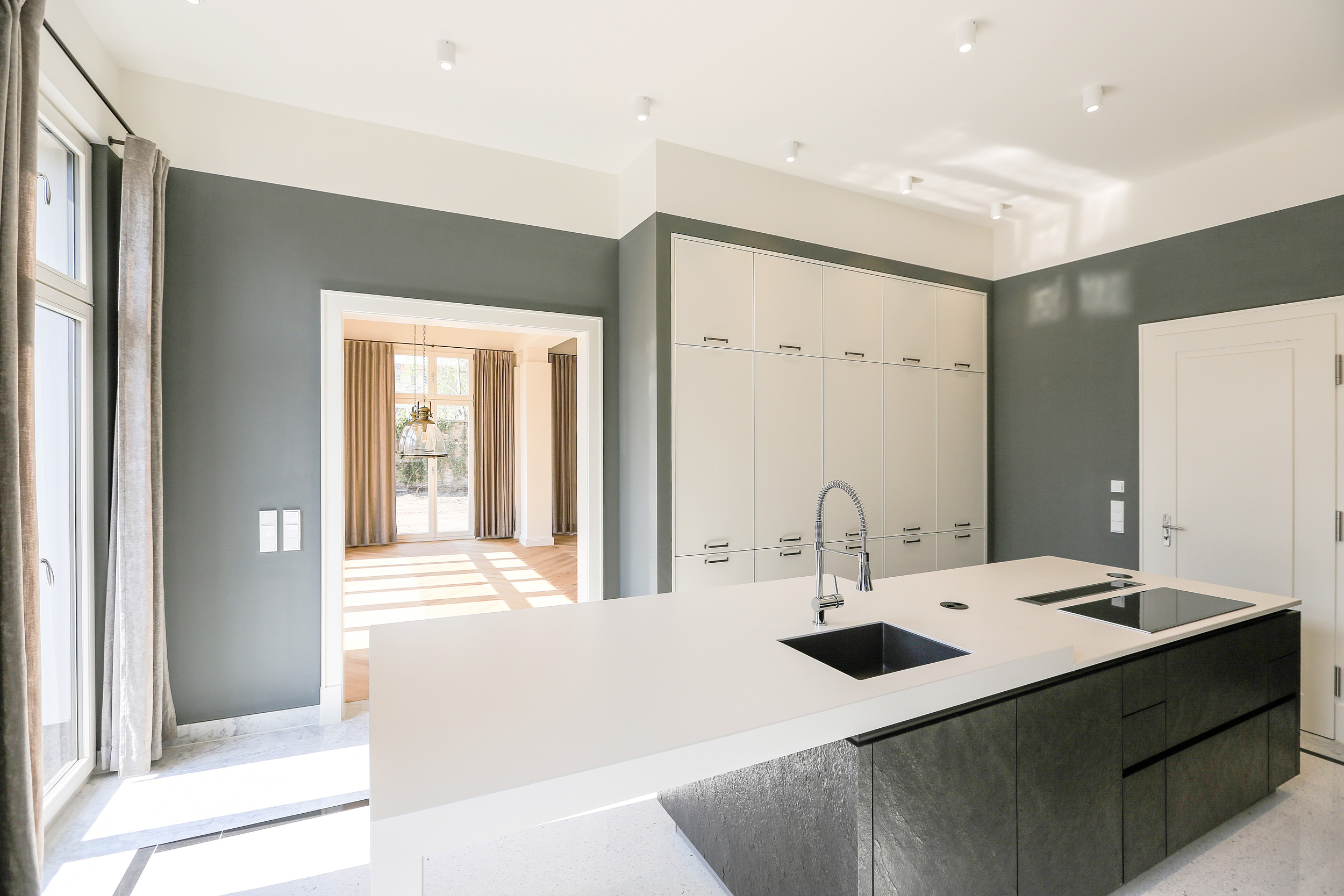 Neubau einer Villa im Klassik-Stil in Potsdam Neubau einer Villa im Klassik-Stil in Potsdam - Die Küche und das Esszimmer haben eine offene Verbindung über Doppeltüren.