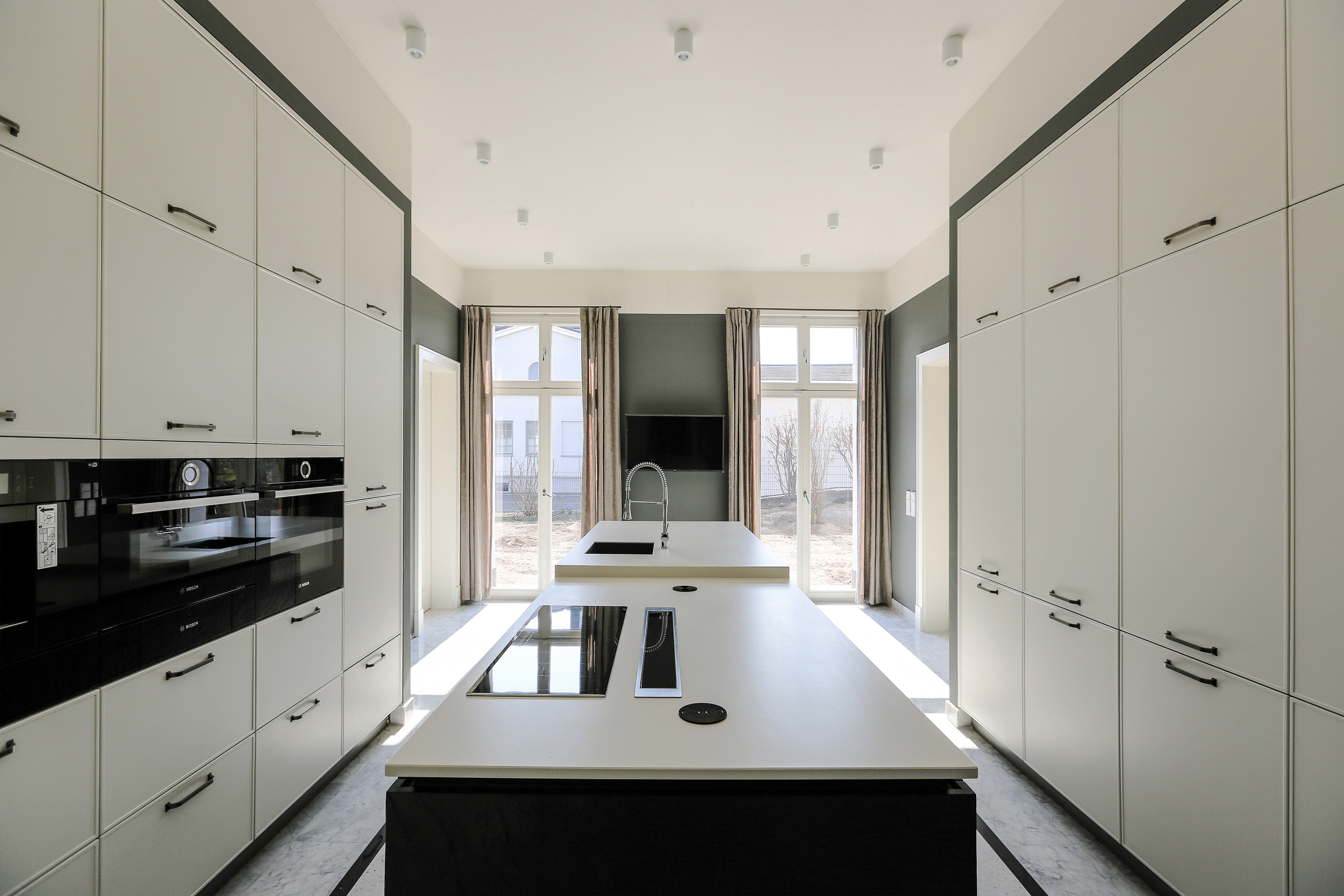 Neubau einer Villa im Klassik-Stil in Potsdam Neubau einer Villa im Klassik-Stil in Potsdam - Der Küchentresen wurde als Mittelblock zentral in der Küche angeordnet.