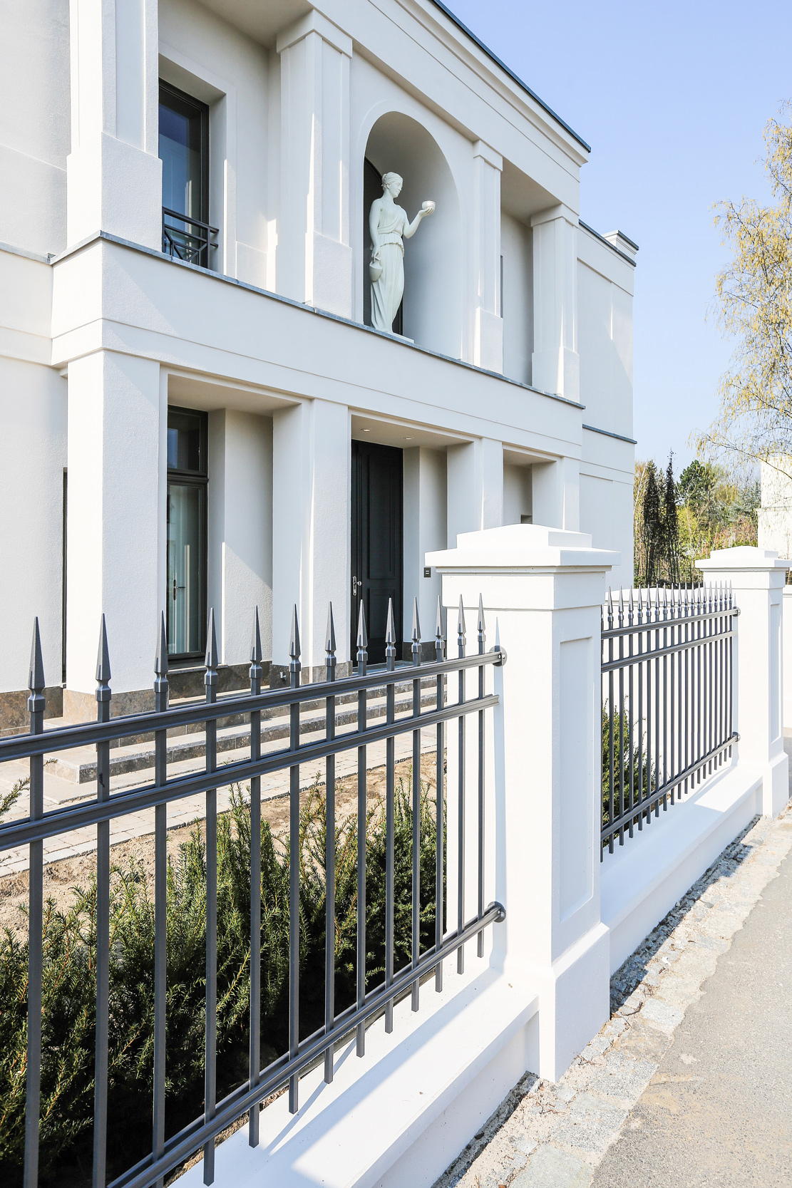 Neubau einer Villa im Klassik-Stil in Potsdam Neubau einer Villa im Klassik-Stil in Potsdam - Blick von der Zaunanlage auf die Skulpturennische des repräsentativen Eingangsportals