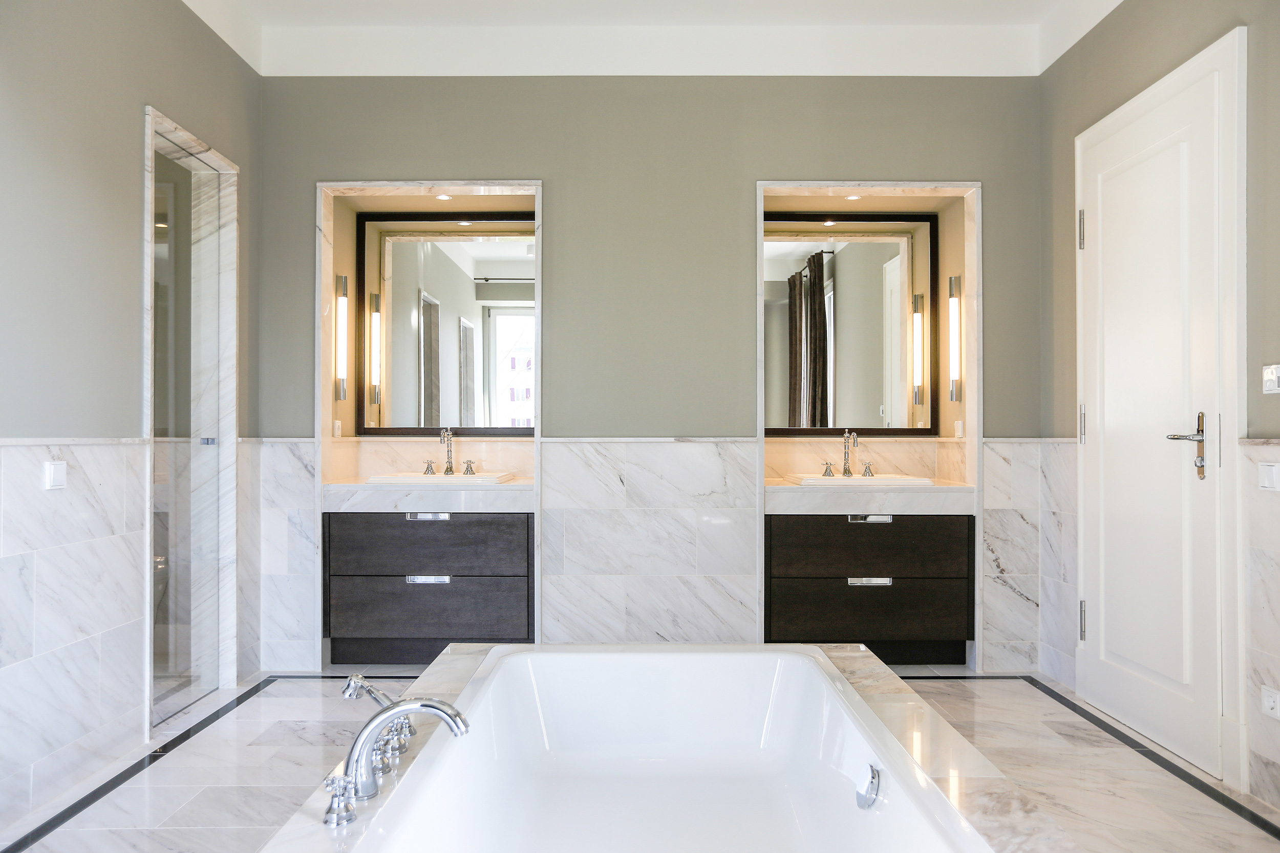 Neubau einer Villa im Klassik-Stil in Potsdam Neubau einer Villa im Klassik-Stil in Potsdam - Im Masterbad wurden in die Wandverkleidungen aus Marmor die Nischen der Waschtische eingearbeitet.