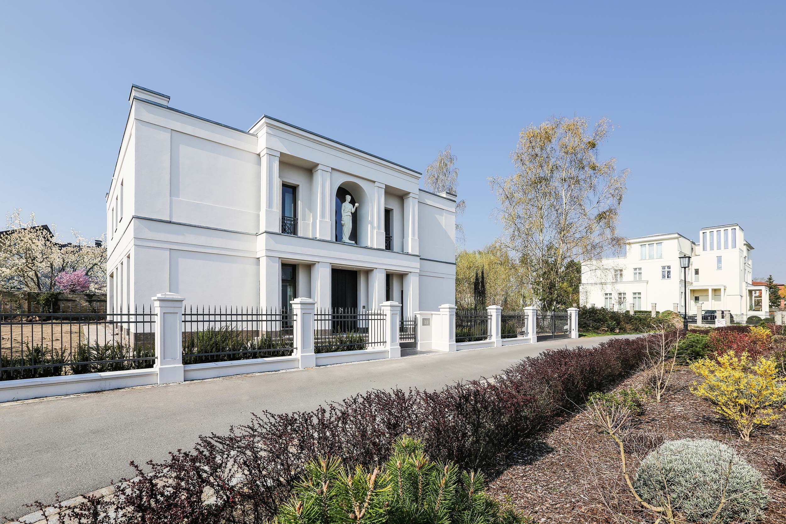 Neubau einer Villa im Klassik-Stil Neubau einer Villa im Klassik-Stil in Potsdam - Haus, Garten- und Zaunanlage ordnen sich in seiner Gesamterscheinung in den baulichen Kontext ein.