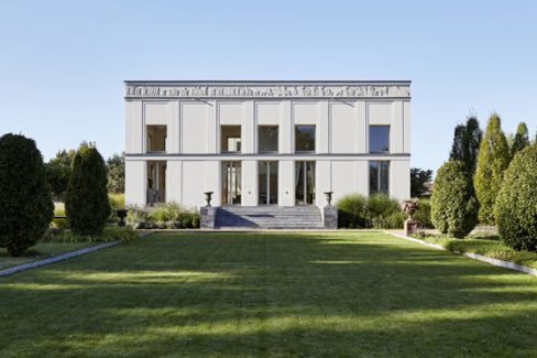 Die Villa ist symmetrisch angelegt. Hauptgebäude und Seitenflügel bilden eine U-Form.