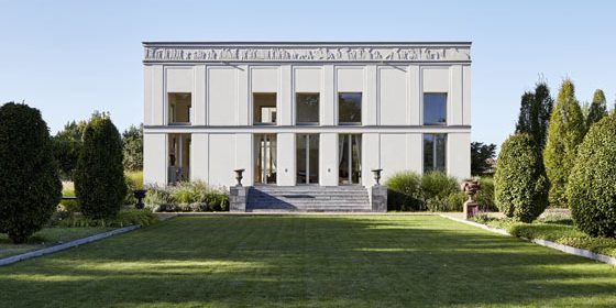 Die Villa ist symmetrisch angelegt. Hauptgebäude und Seitenflügel bilden eine U-Form.