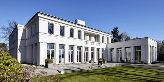 Zur Seeterrasse im Süden hin sind Küche, Wohn- und Essbereich vollverglast.