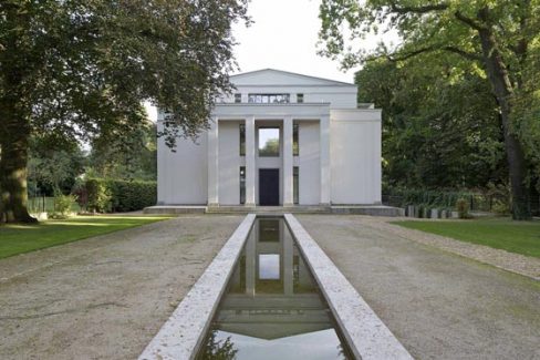 Die lange Vorfahrt und das Säulenportal der Eingangsfassade.