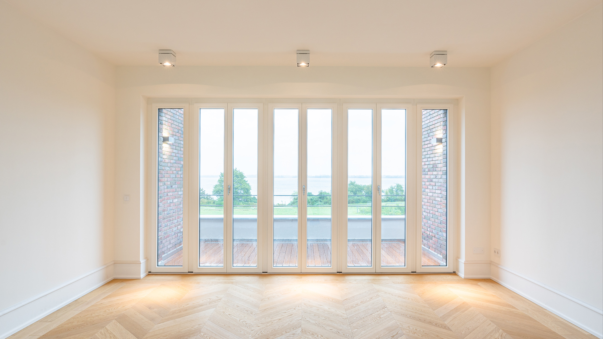 Klinkerbau Seelage Ausblick Meer - ERSTE MEERLINIE Der Klinkerbau in direkter Seelage zum Meer bietet Ausblick auf den Horizont und das Meer.