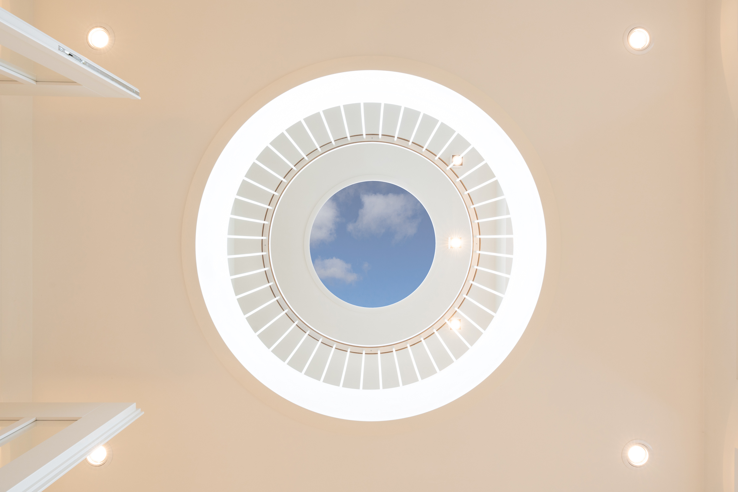 Galerie Licht runde Öffnung - ERSTE MEERLINIE an der Ostsee Von der Galerie im Obergeschoss fallt Licht durch die runde Öffnung in das Vestibül.