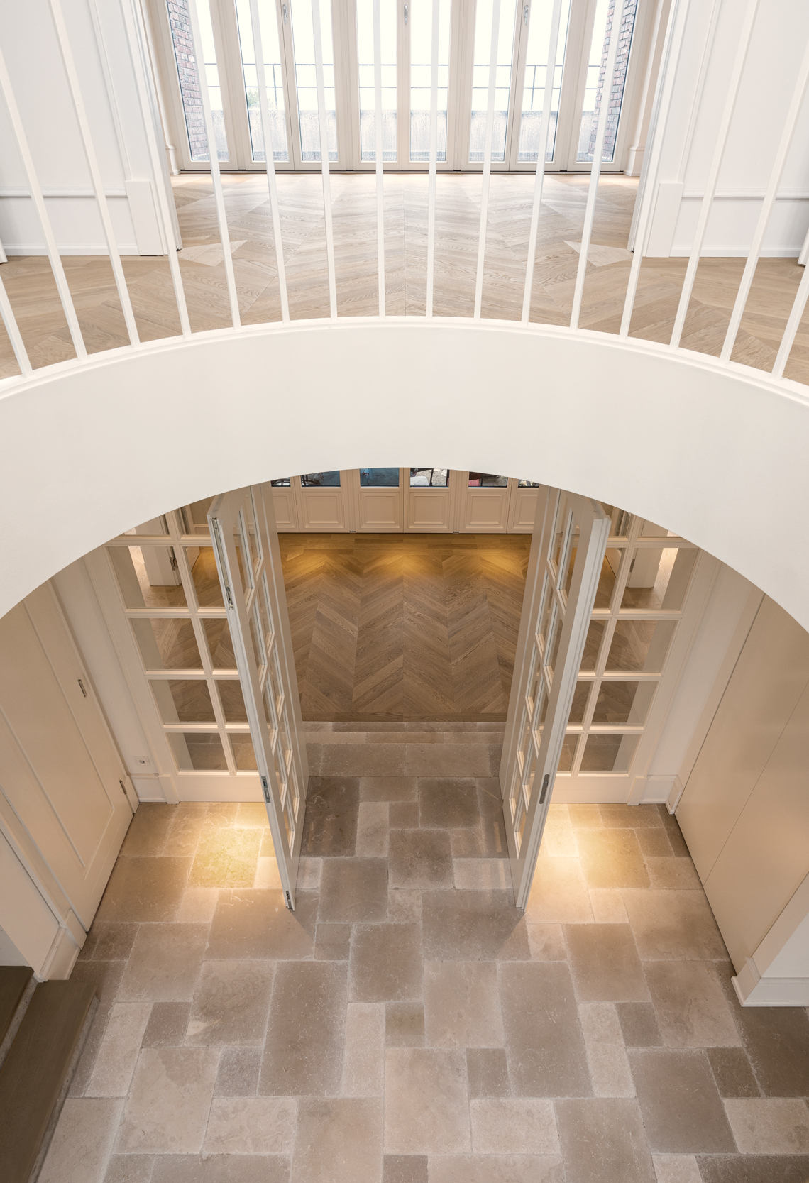 Sandfarbene Natursteine helle Wandfarben - ERSTE MEERLINIE Sandfarbene Natursteine, viel Weiß und helle Wandfarben bestimmen die Innenräume.