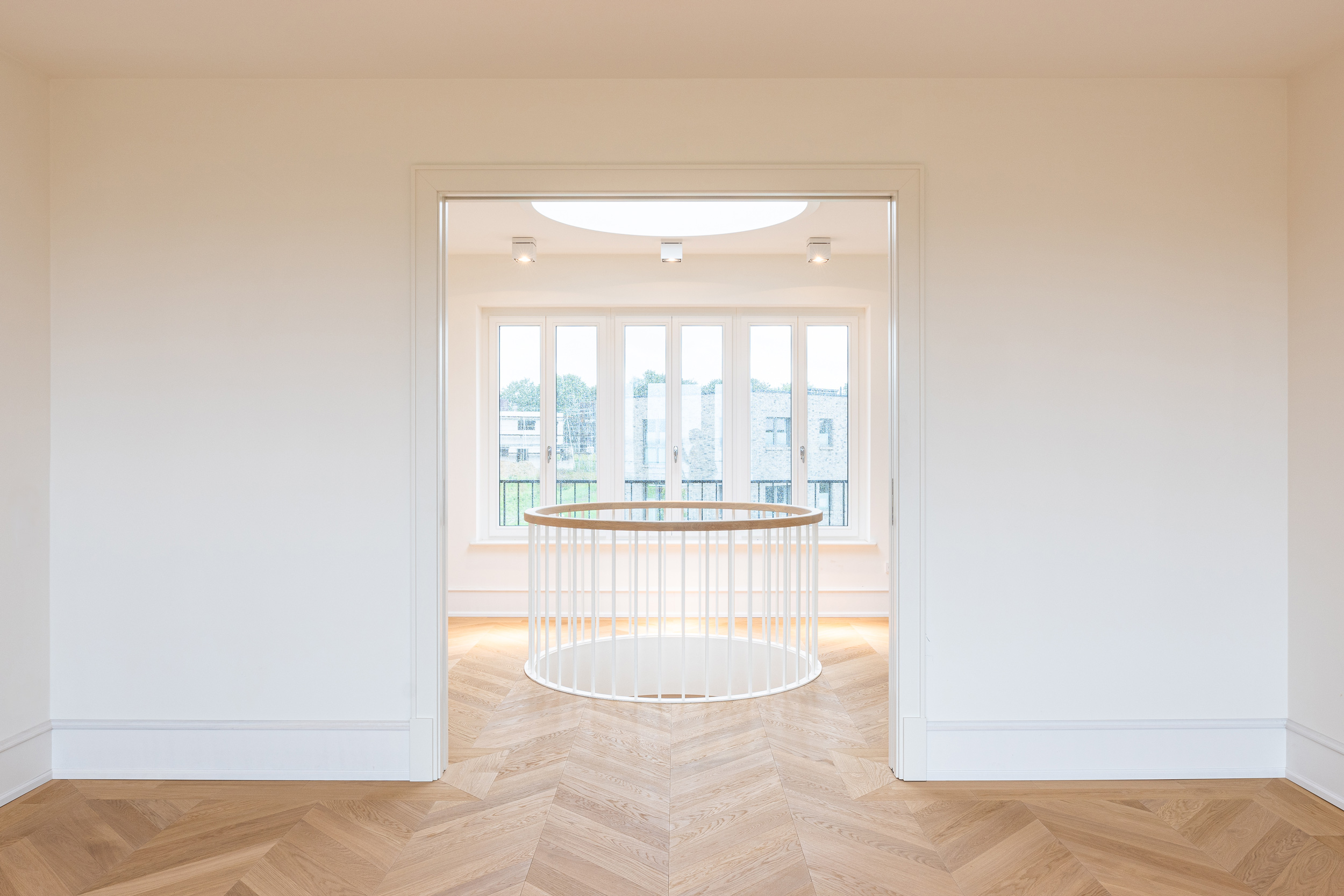 Die innere Raumgestaltung mit hellen Farben Die innere Raumgestaltung mit hellen Farben und erdigen Natursteinen als ruhige Bühne.