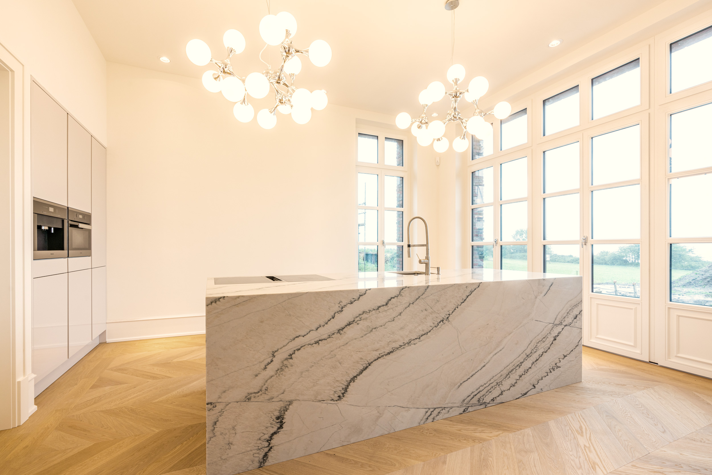 Fassade Seeseite großzuegige Verglasung - ERSTE MEERLINIE Die Fassaden der Villa wurden zur Seeseite hin großzügig verglast.