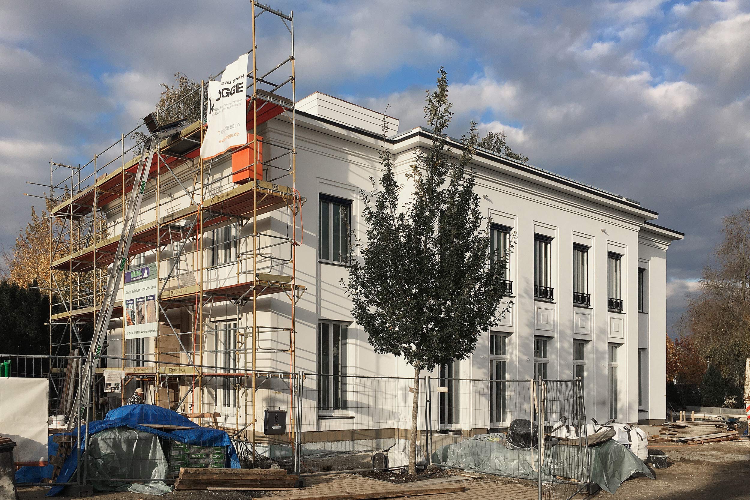 Neubau elegante Luxusvilla Berliner Vorstadt Potsdam Der Hauptrisalit der Gartenfassade ermöglicht einen ebenerdigen Zugang in die Aussenanlagen.