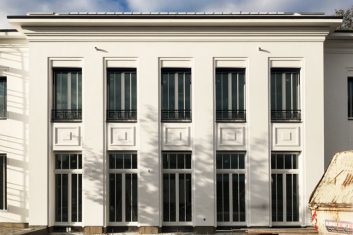 Die elegante Hauptrisalit ist eine moderne Interpretation von Vorbildern des Wiener Jugendstils.