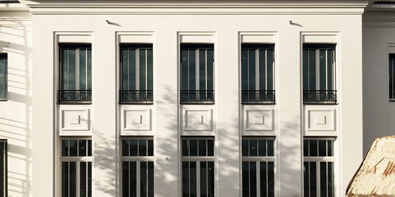 Die elegante Hauptrisalit ist eine moderne Interpretation von Vorbildern des Wiener Jugendstils.