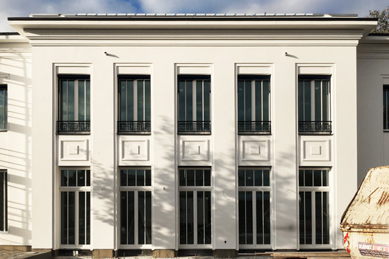 Die elegante Hauptrisalit ist eine moderne Interpretation von Vorbildern des Wiener Jugendstils.