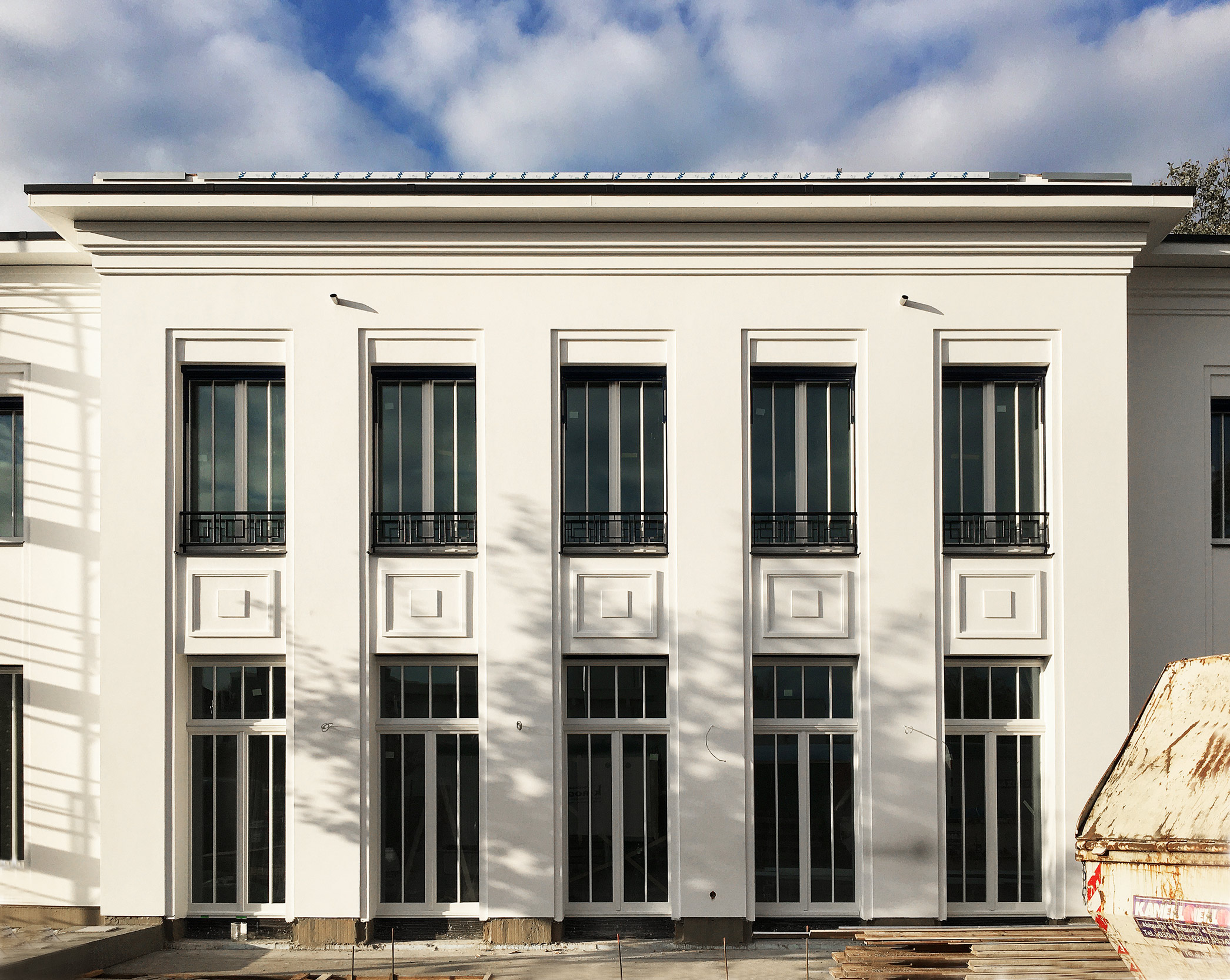 Neubau einer Landhausvilla Berliner Vorstadt Potsdam Die elegante Hauptrisalit ist eine moderne Interpretation von Vorbildern des Wiener Jugendstils.