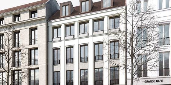 Sandstein, Putzlisenen und Gesimse bilden das Relief der Straßenfassade.