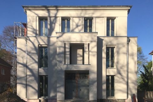 In Berlin-Dahlem wurden exklusive Eigentumswohnungen mit 5 Zimmern auf zwei Etagen realisiert.