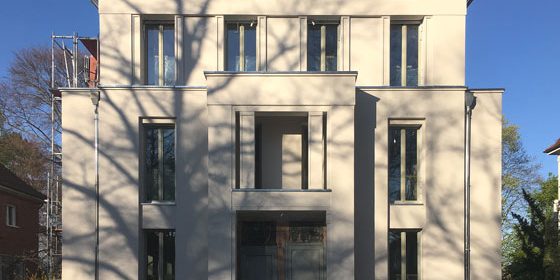 In Berlin-Dahlem wurden exklusive Eigentumswohnungen mit 5 Zimmern auf zwei Etagen realisiert.
