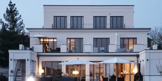 Wohnen am See ist in diesem Terrassenhaus für mehrere Generationen möglich.