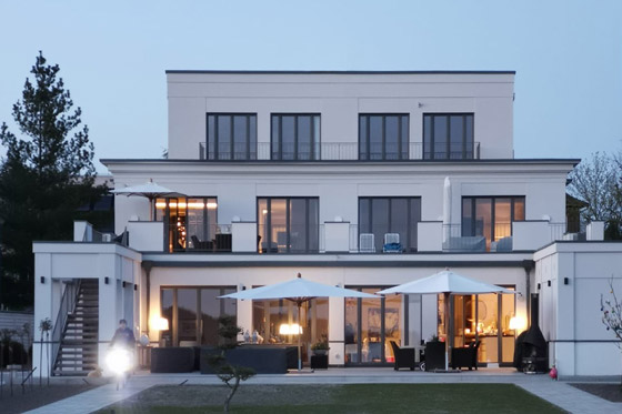 Wohnen am See ist in diesem Terrassenhaus für mehrere Generationen möglich.