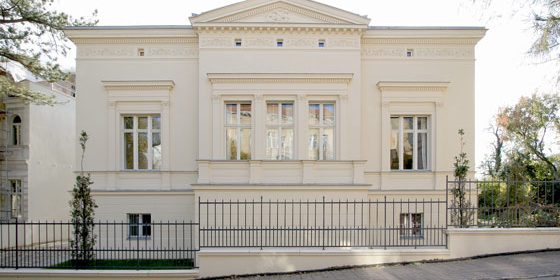Die Straßenfassade der klassizistischen Villa eines Schülers von Persius in Potsdam